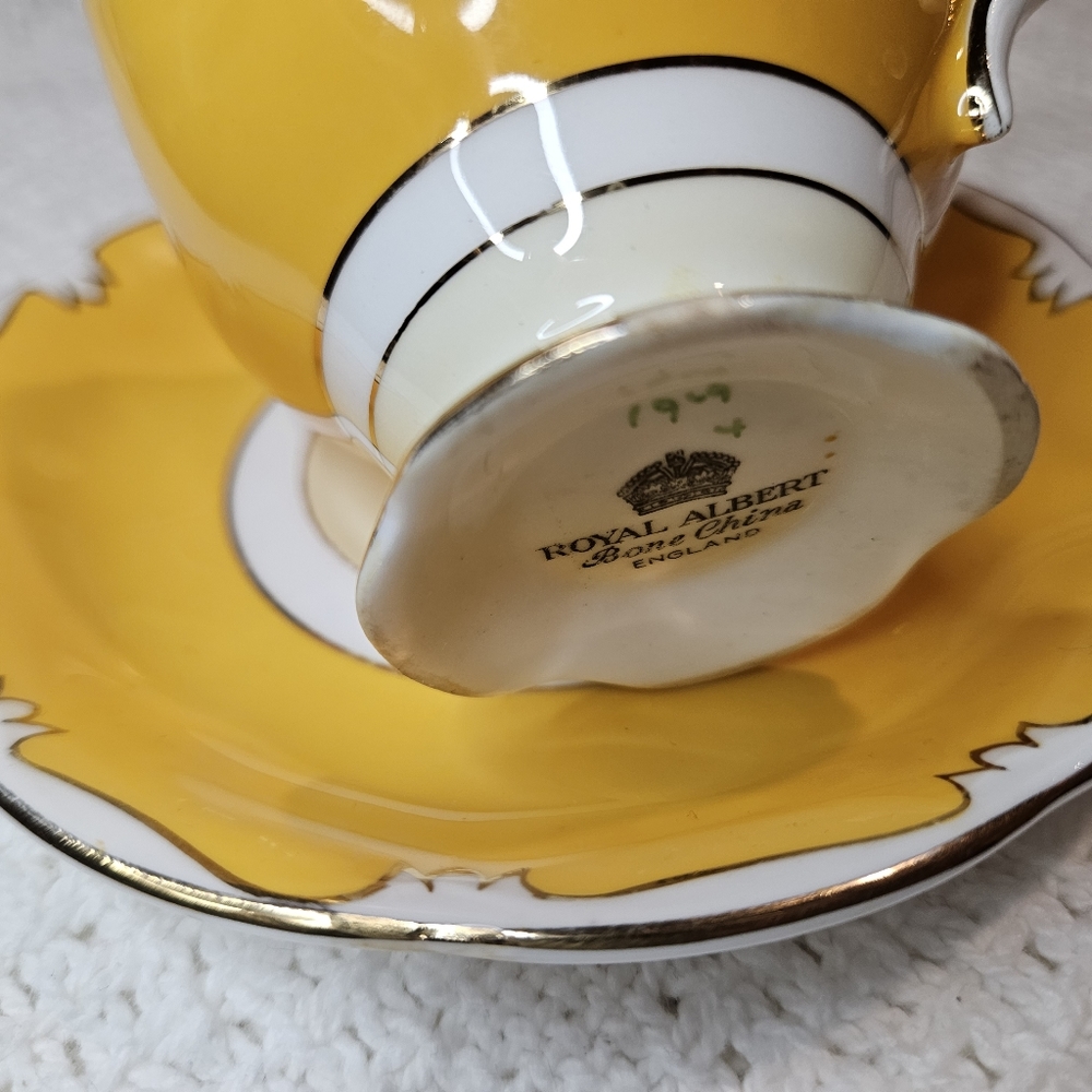 Royal Albert Teacup and Saucer YELLOW GOLD Pattern/Trim Flowers RARE Vintage - Picture 7 of 15